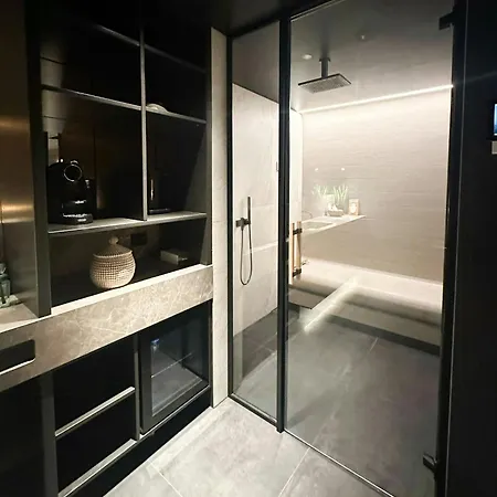 Unique With And In-ski Out 度假居