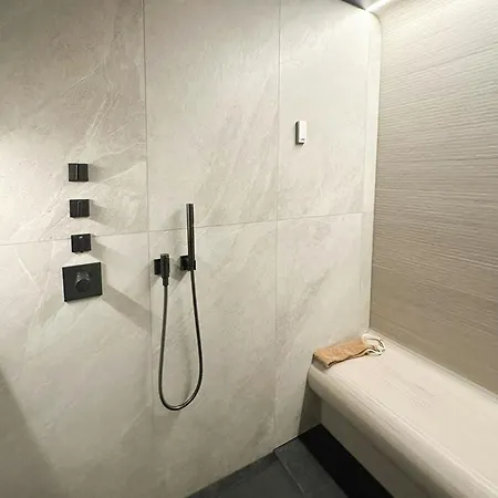 Unique With And In-ski Out 헴세달